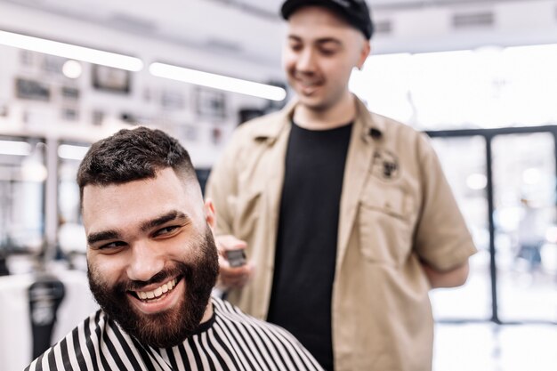 Salon de beauté pour hommes. Coupe de cheveux pour hommes dans un salon de coiffure. Nouveau style de coupe de cheveux 2020