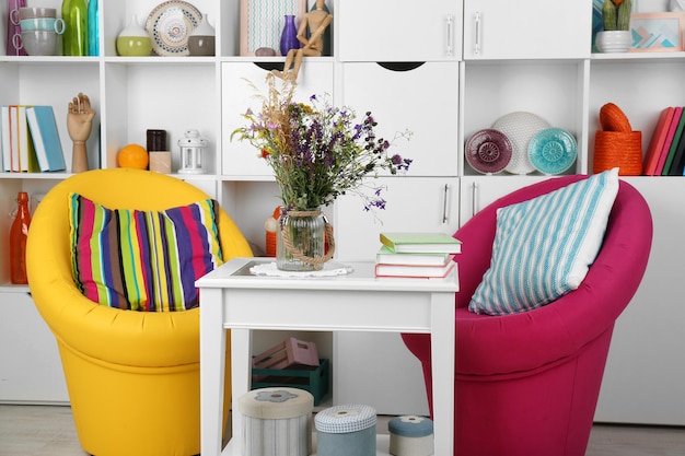 Salon blanc avec fauteuils et bibliothèque