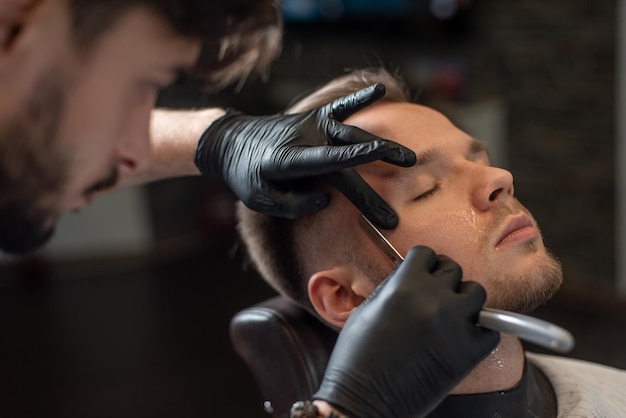 salon, brutal, homme, séance, dans, a, chaise coiffure