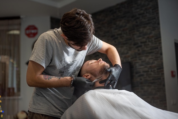 salon, brutal, homme, séance, dans, a, chaise coiffure