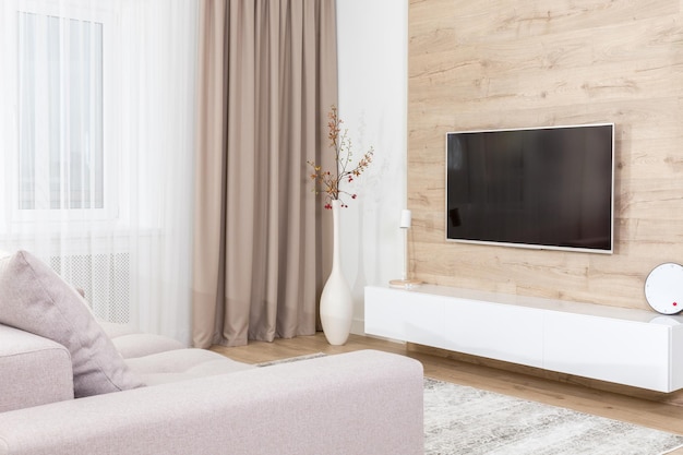 Salon avec canapé et led tv sur mur en bois