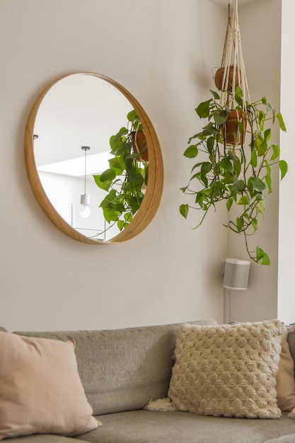 Un salon avec un canapé et un miroir rond