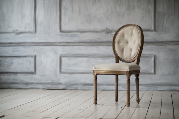 Salon avec chaise lumineuse élégante antique sur la conception de mur blanc de luxe moulures en stuc bas-relief éléments roccoco