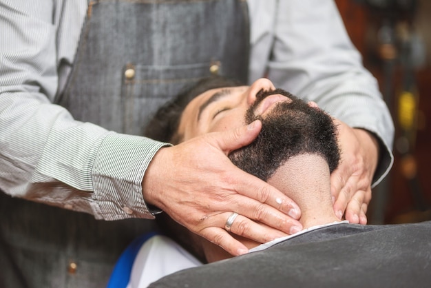 Salon de coiffure appliquant après le rasage lotion chez coiffeur.