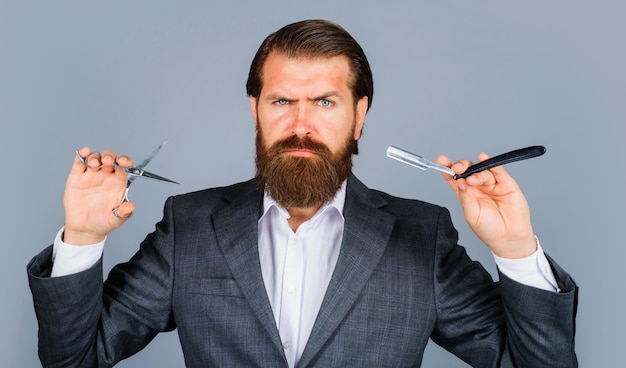 Salon de coiffure bel homme barbu avec des ciseaux et un rasoir droit rasage de salon de coiffure vintage