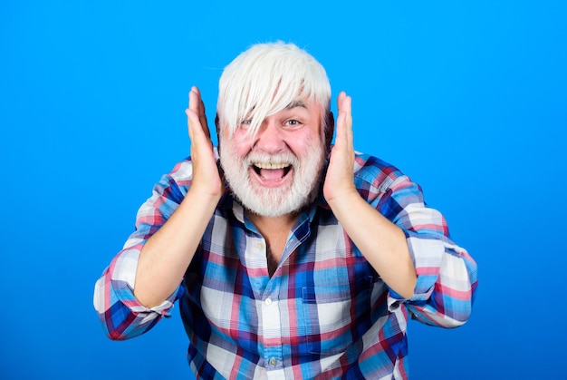 Salon de coiffure et coiffeur. S'exprimer. Attributs de la sous-culture. Sous-culture Emo. Apparence inhabituelle hipster mature. Sous-culture et mode de vie. Homme émotionnel senior avec une longue frange et une barbe.