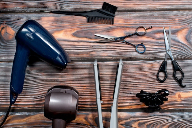 Salon de coiffure avec divers accessoires sur fond en bois