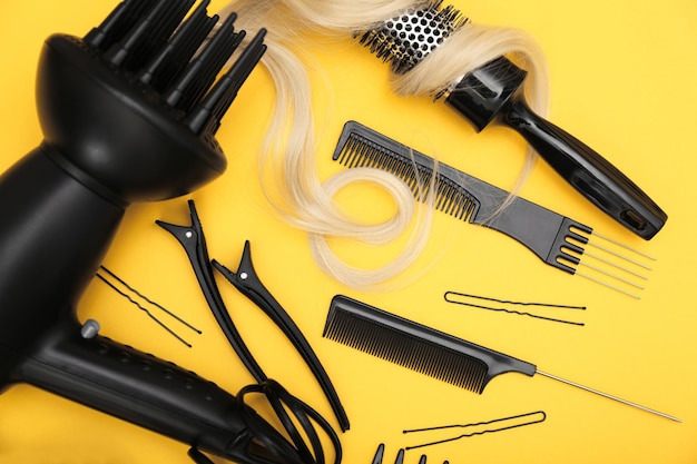 Salon de coiffure avec divers accessoires sur fond jaune