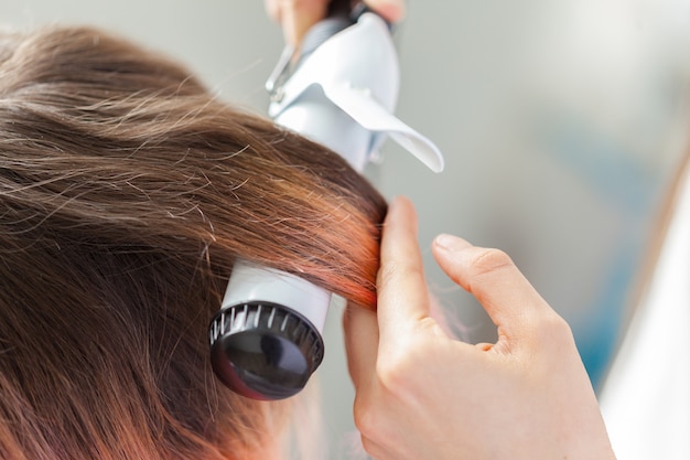 Salon de coiffure fait coiffure de femme