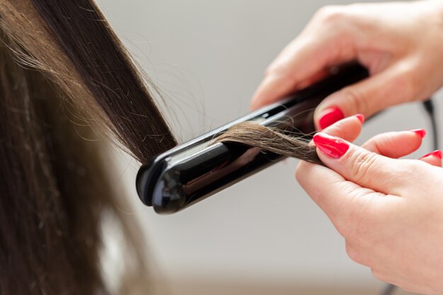 Salon de coiffure fait coiffure de femme