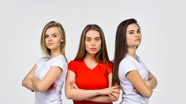 Salon de coiffure féminin pour les soins de la peau pour les vraies filles aide et soutient l'unité portrait de trois femmes avec divers types de peau concept de puissance des femmes souriantes femmes multiethniques Être ensemble