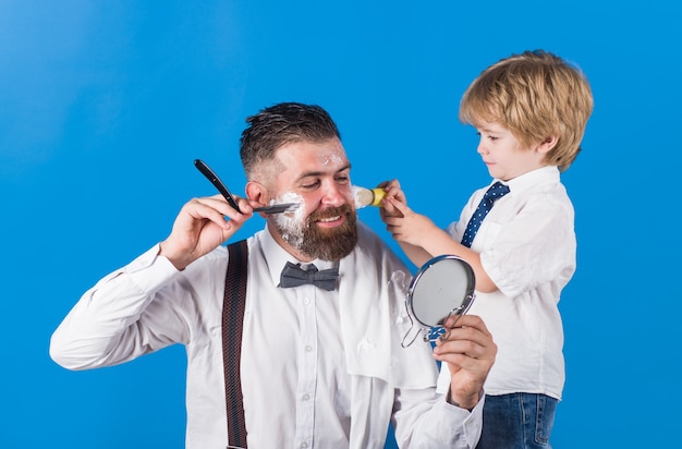 Salon de coiffure. Homme barbu en salon de coiffure. Concept de coiffeur et barbier. Coiffeur styliste personnel. Salon de coiffure. Salon de coiffure familial. Journée familiale. Père et fils.