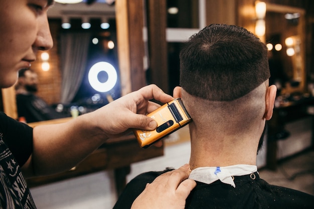 Salon de coiffure, un homme avec un coiffeur à barbe. Coupe de cheveux professionnelle, coiffure et style rétro. Beaux cheveux et soins, salon de coiffure pour hommes. Service Clients. Russie, Sverdlovsk, 12 février 2018