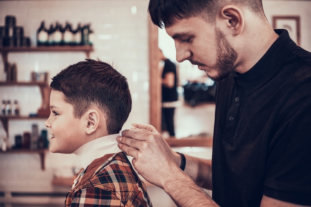 Salon de coiffure homme coupe bébé dans le salon de coiffure.