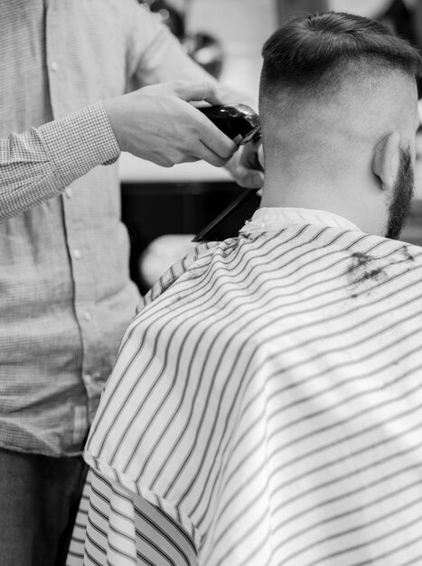 Salon de coiffure Homme dans la chaise de coiffeur photo noir et blanc