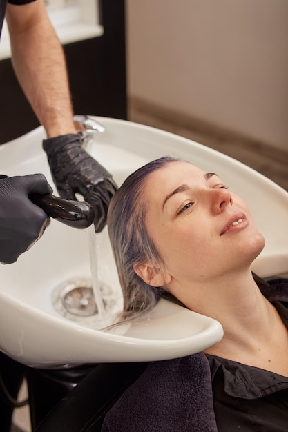 Salon De Coiffure Laver Le Shampoing Tonifiant Des Cheveux De La Femme