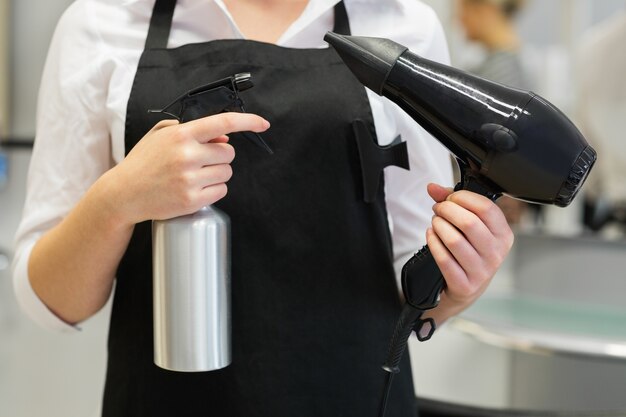 Salon de coiffure avec sèche-cheveux et spray