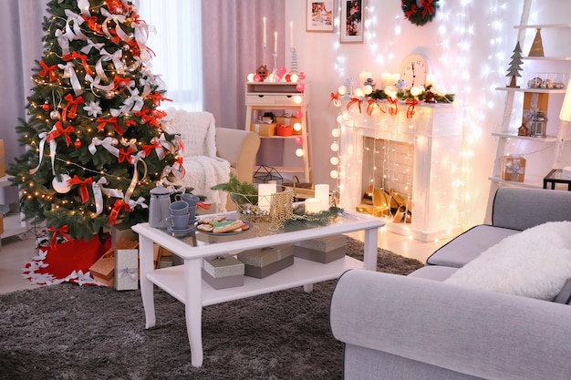 Salon décoré avec beau sapin de Noël