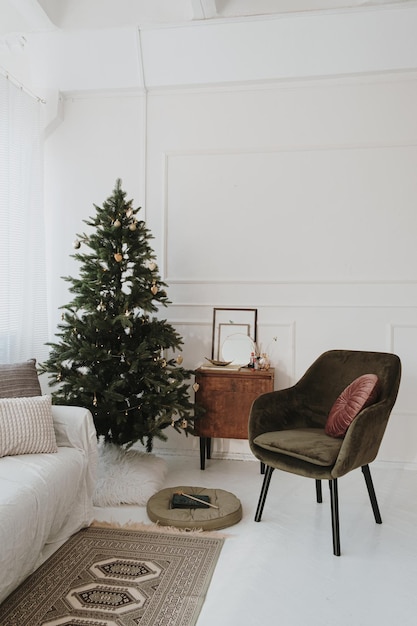 Salon de design d'intérieur moderne et lumineux avec des décorations de Noël et du Nouvel An sapin canapé confortable chaise longue moquette meubles composition de célébration de vacances d'hiver esthétique