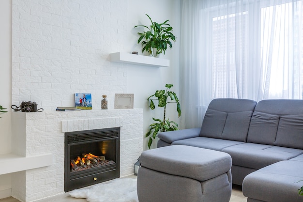 salon avec grande fenêtre et intérieur mur marron