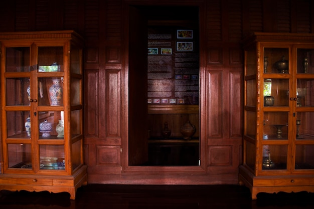 Salon intérieur d'une ancienne maison en bois ou d'une maison en bois antique dans le parc-jardin de Khum Khun Phaen dans le temple de Wat Khae pour les voyageurs thaïlandais voyageant à Suphanburi à Suphan Buri en Thaïlande