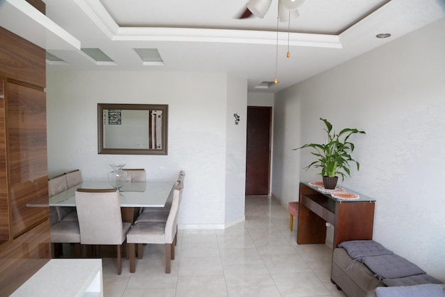 Salon intérieur dans une maison avec table et ventilateur de plafond marron