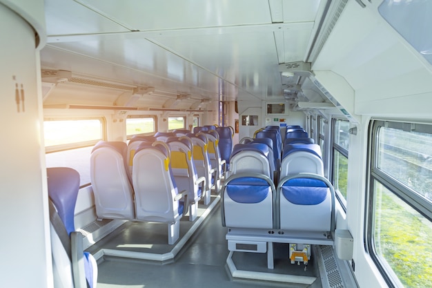 Salon à l'intérieur du train de banlieue avec des sièges vides