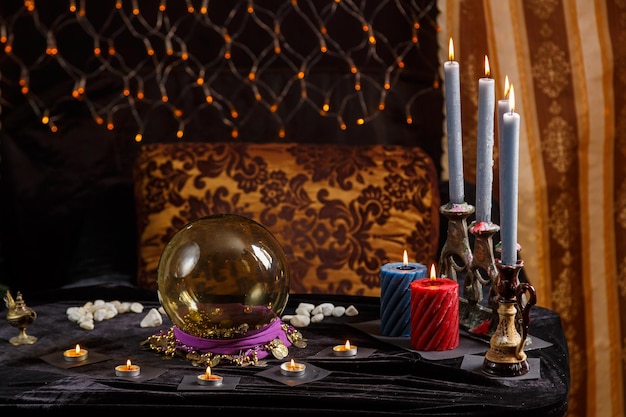 Salon magique avec boule de cristal et bougies sur la table