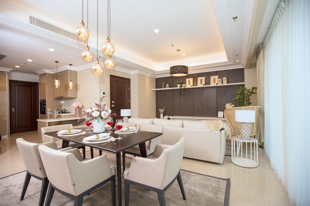 Le salon d'une maison avec une table à manger et des chaises