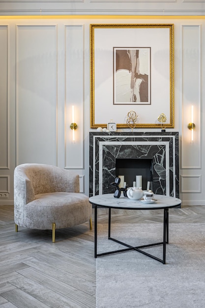 salon moderne dans un style historique avec une cheminée en marbre dans un chic coûteux intérieur lumineux d'un énorme appartement sans gens le jour