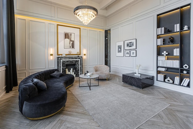 salon moderne dans un style historique avec une cheminée en marbre dans un chic coûteux intérieur lumineux d'un énorme appartement sans gens le jour