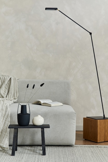 Salon moderne Japandi avec canapé gris et petits accessoires Espace de copie Template