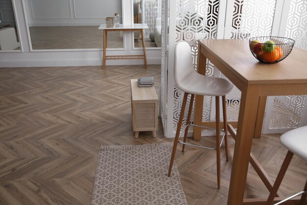 Salon moderne avec parquet et mobilier élégant