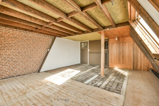 Un salon avec un mur de briques et des planchers en bois