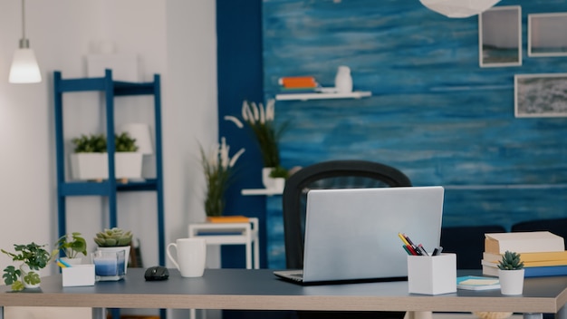 Salon Avec Personne Dedans, Lieu De Travail à Domicile, Concept De Lieu De Travail à L'intérieur Avec Ordinateur Portable Ouvert Sur Le Bureau