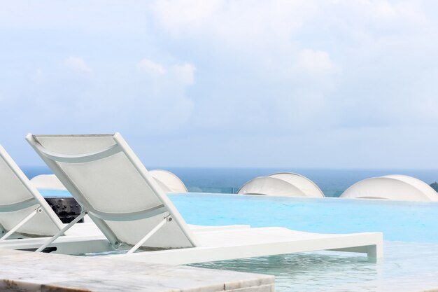 Salon de plage piscine avec lit de piscine ou solarium sur la mer pour des vacances