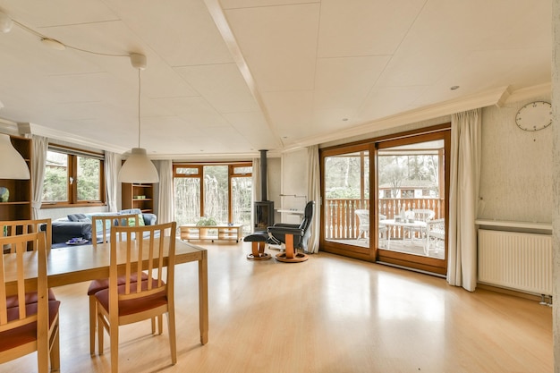 Un salon et une salle à manger avec un plancher en bois