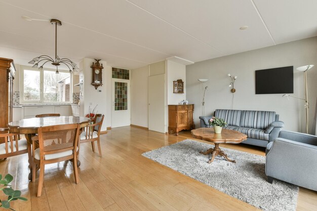 Un salon et une salle à manger avec une table en bois