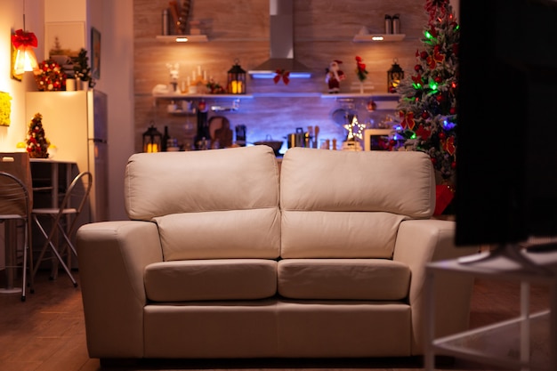 Salon vide avec mobilier moderne prêt pour les vacances de noël