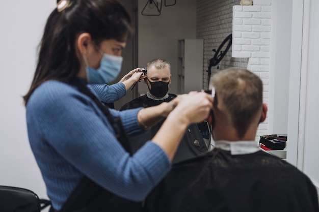 Photo les salons de coiffure des salons de coiffure ferment le deuxième coiffeur de verrouillage dans le pelage et le peignage du masque facial