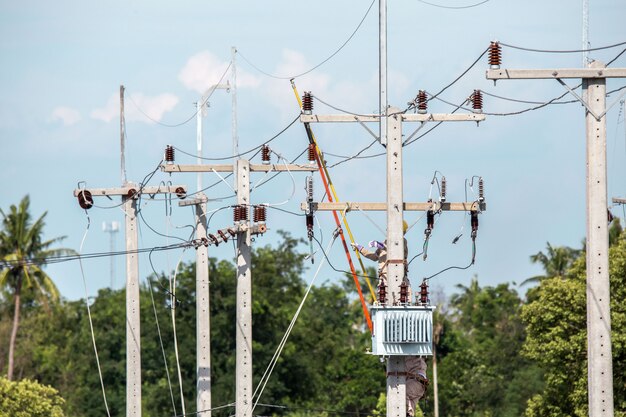 Photo salopette d'électricien travaillant en hauteur et dangereuse