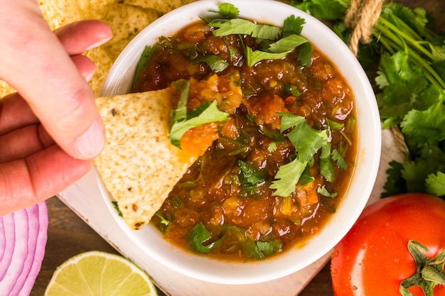 Salsa fraîche dans un bol blanc avec des ingrédients.