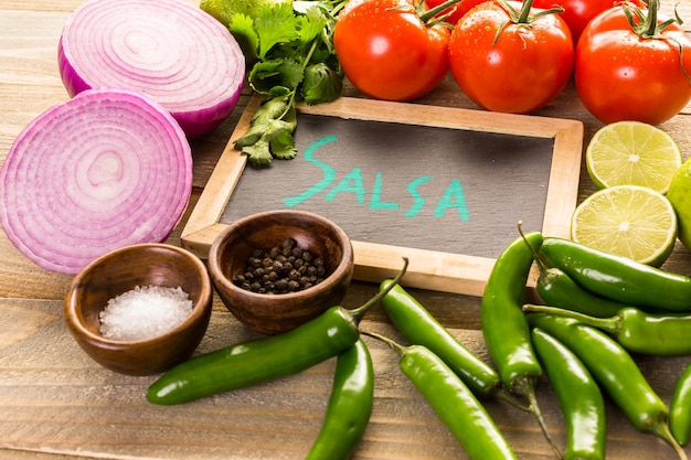 Salsa fraîche dans un bol blanc avec des ingrédients.