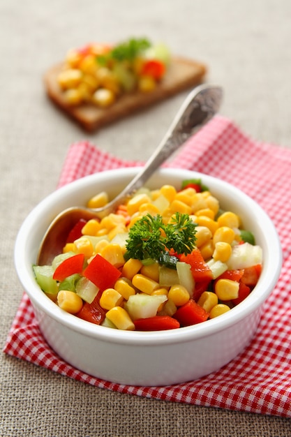 Salsa de maïs maison dans un bol blanc avec une cuillère