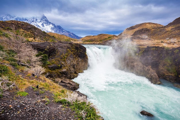 Le Salto Grande est une cascade sur la rivière Paine, après le lac Nordenskjold, dans le parc national Torres del Paine au Chili