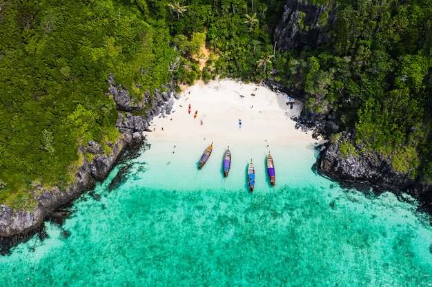 Salut saison bateau et les touristes sur la vue aérienne de l&#39;île de phrabie Krabi Thaïlande du drone