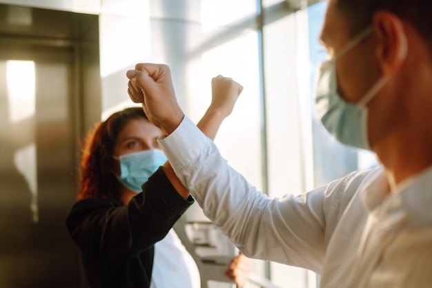 Salutation du coude pour éviter la propagation du coronavirus COVID19