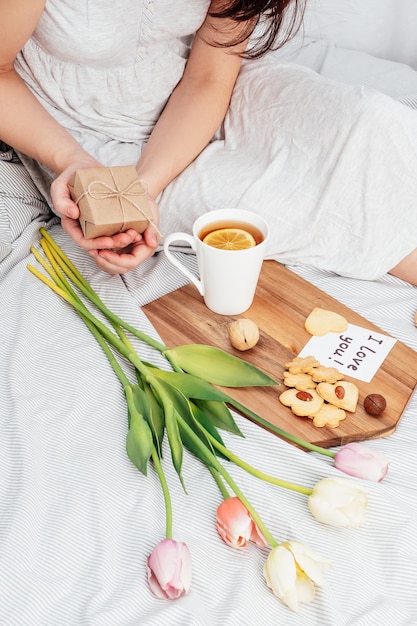 Salutation du matin de votre fille préférée. Petit déjeuner, fleurs et cadeau au lit. Félicitations pour la Saint-Valentin le 14 février.