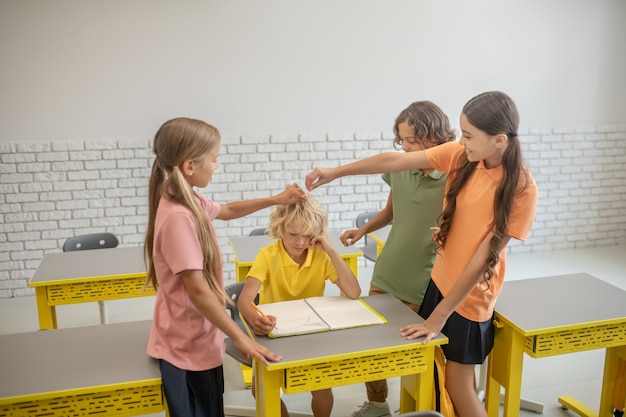 Salutation. Les écoliers se saluent en gardant leur distance sociale