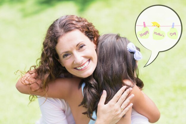 Photo salutation de la fête des mères contre heureuse mère et fille étreignant